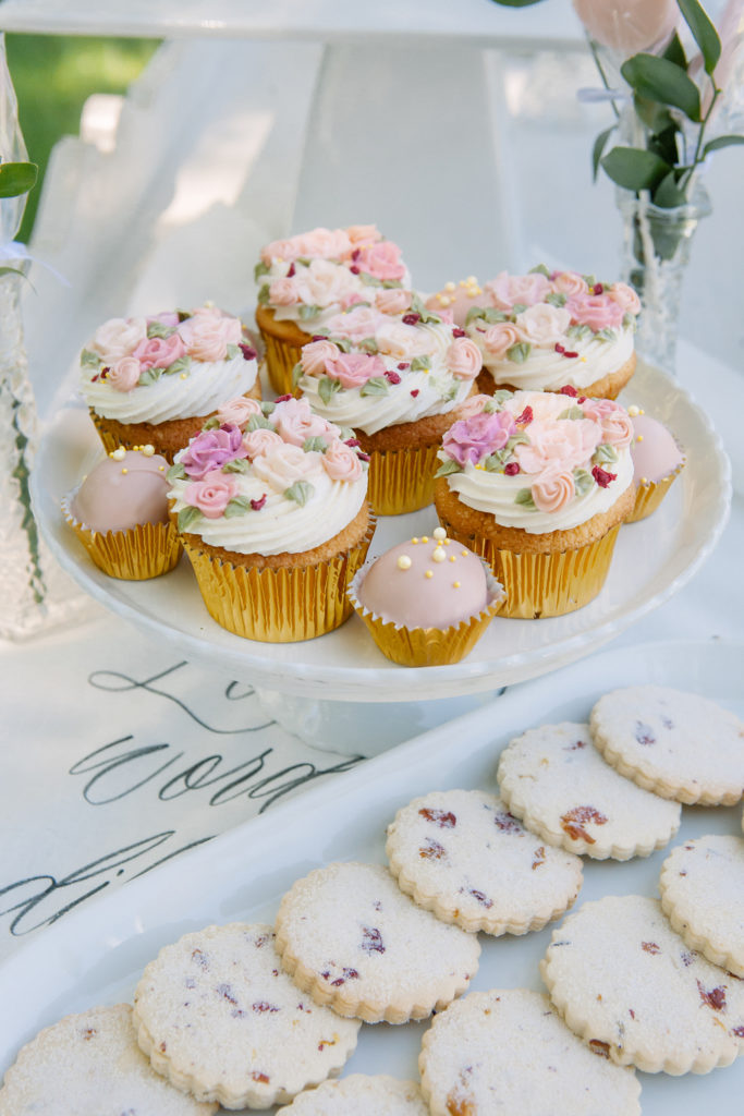 Cupcakes decorated with flower icing  | Weddings & Events by Cheryl Munro | Toronto Wedding Planner